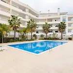 شقة Spacious With Huge Terrace And Swimming Pool