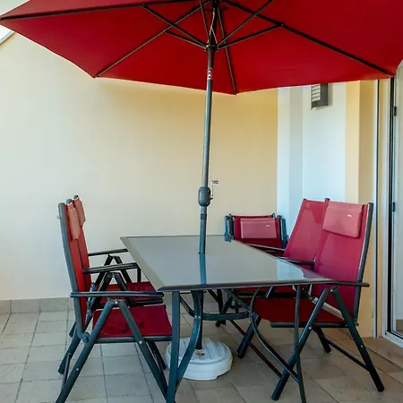 Apartman Spacious With Huge Terrace And Swimming Pool