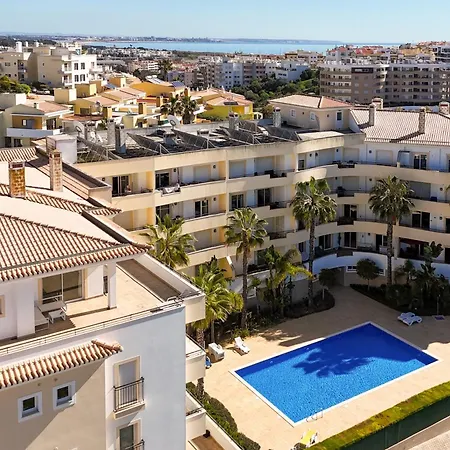 Spacious With Huge Terrace And Swimming Pool شقة