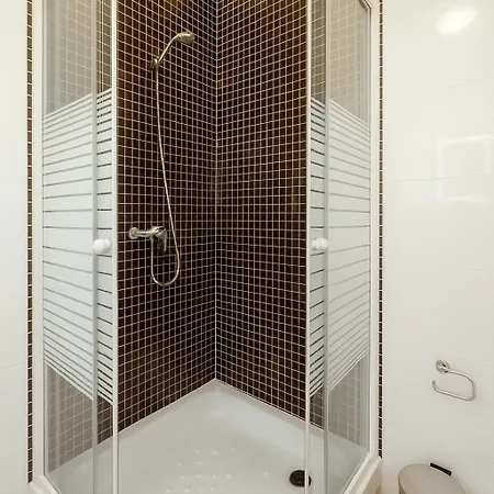 Spacious With Huge Terrace And Swimming Pool Apartman