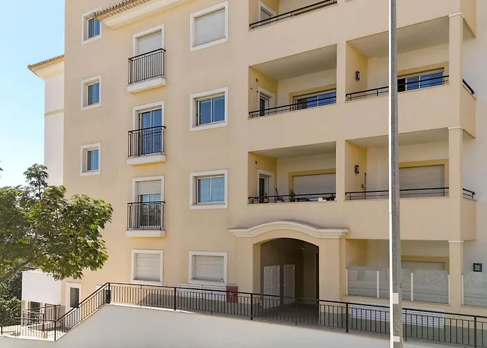 Spacious With Huge Terrace And Swimming Pool アパート