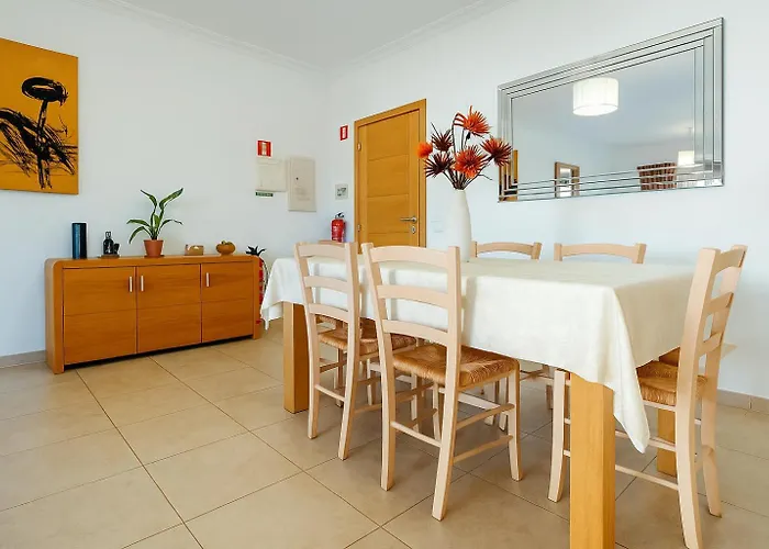 Spacious With Huge Terrace And Swimming Pool アパート