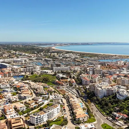 Spacious With Huge Terrace And Swimming Pool Διαμέρισμα