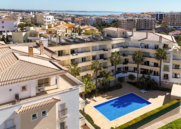 Spacious With Huge Terrace And Swimming Pool Διαμέρισμα