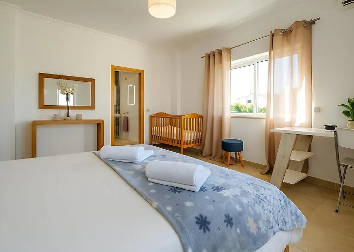 Spacious With Huge Terrace And Swimming Pool Διαμέρισμα *